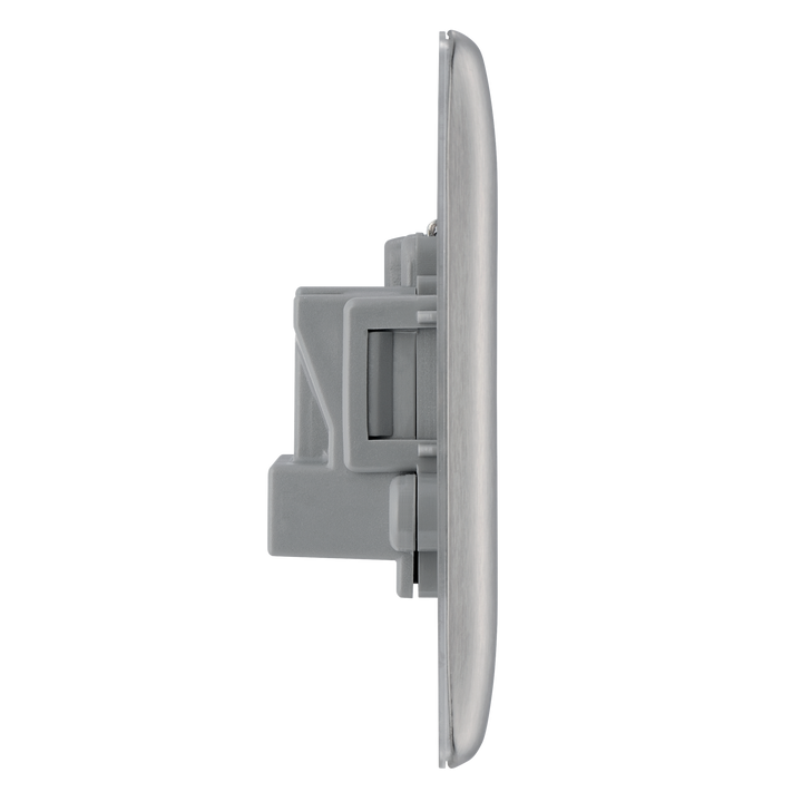 NBS29G Side - This 5A round pin socket from British General can be used to connect lamps to a lighting circuit.