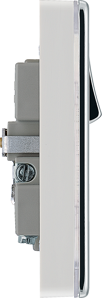 BG FPC21U2W Nexus Screwless Flat-Plate Single Switched Plug Socket Polished Chrome White Insert 2 USB 2.1A